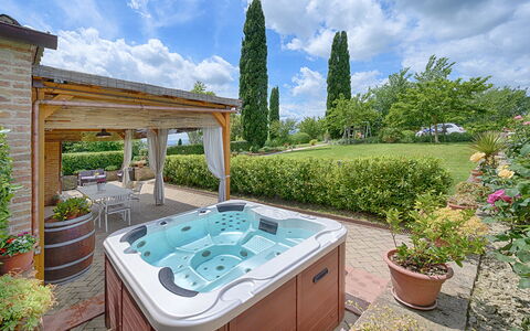 Capanna Di Elfo: Piscina, Arreglo De Tubería, Bañera, Recurso, Mueble, Maceta, Ocio, Planta De Casa, Jacuzzi