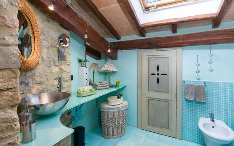 Capanna Al Lago: Diseño De Interiores, Arreglo De Tubería, Pared, Baño, Lavabo Del Baño, Piso, Grifo, Lavabo, Mueble, Techo