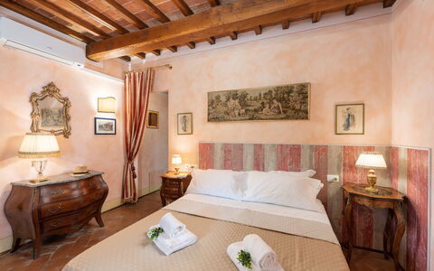 Dimora Di Castroncello: Pared, Mueble, Diseño De Interiores, Casa, Suelo, Maceta, Habitación, Cama, Departamento, Planta De Casa