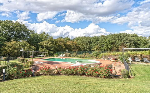 Dimora Di Castroncello: Piscina, Jardín, Recurso, Paisajismo, Césped, Parque, Sombra, Yarda, Patio Interior, Eco Hotel