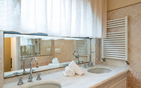 Dimora Di Castroncello: Diseño De Interiores, Pared, Arreglo De Tubería, Piso, Suelo, Baño, Lavabo Del Baño, Lavabo, Grifo, Espejo