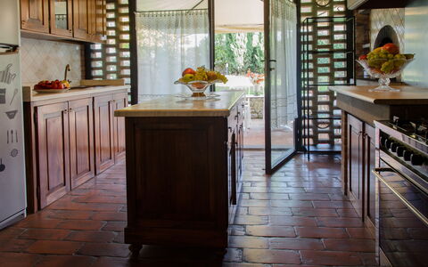 Dimora Di Castroncello: Mueble, Piso, Diseño De Interiores, Suelo, Madera, Encendiendo, Mostrador, Habitación, Manchas De Madera, Cocina