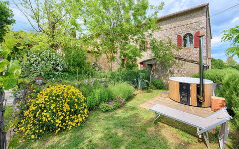 Podere Lorena, Charming Tuscan Farmhouse: Jardín, Arbusto, El Terreno Del Lote, Patio Interior, Césped, Yarda, Paisajismo, Sombra, Edificios Del Jardín, Estructura Al Aire Libre