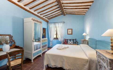 Podere Lorena, Charming Tuscan Farmhouse: Mueble, Cama, Habitación, Piso, Diseño De Interiores, Suelo, Textil, Lecho, Sábana, Linos