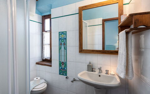 Podere Lorena, Charming Tuscan Farmhouse: Pared, Lavabo Del Baño, Diseño De Interiores, Arreglo De Tubería, Piso, Lavabo, Suelo, Baño, Grifo, Techo