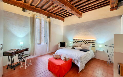 The Silent Courtyard Retreat: Spacious 2-Bedroom S: Diseño De Interiores, Habitación, Mueble, Piso, Suelo, Techo, Casa, Habitación, Cama, Marco De La Cama