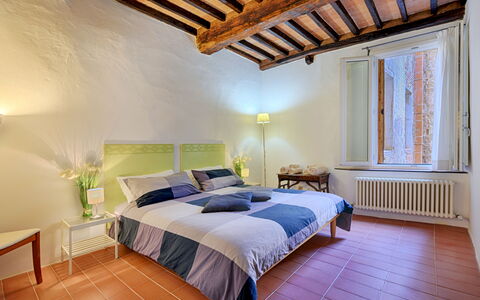 The Silent Courtyard Retreat: Spacious 2-Bedroom S: Diseño De Interiores, Pared, Cama, Habitación, Techo, Piso, Mueble, Suelo, Habitación, Sábana