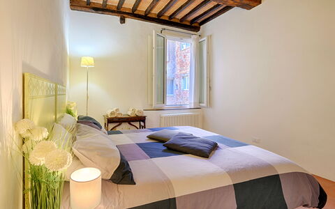 The Silent Courtyard Retreat: Spacious 2-Bedroom S: Diseño De Interiores, Madera, Habitación, Techo, Cama, Mueble, Habitación, Piso, Suelo, Sábana