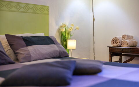 The Silent Courtyard Retreat: Spacious 2-Bedroom S: Cama, Mueble, Habitación, Lecho, Diseño De Interiores, Sábana, Linos, Habitación, Suelo, Textil