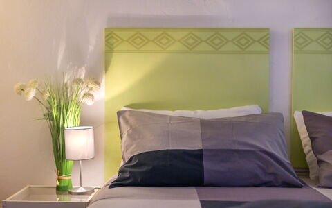 The Silent Courtyard Retreat: Spacious 2-Bedroom S: Cama, Mueble, Habitación, Lecho, Diseño De Interiores, Sábana, Linos, Textil, Marco De La Cama, Arrojar La Almohada