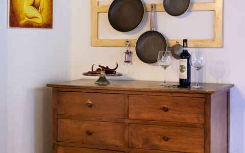 The Silent Courtyard Retreat: Spacious 2-Bedroom S: Madera, Mueble, Cocina, Gabinetes, Cajón, Alacena, Manchas De Madera, Estantería