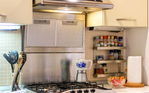 The Silent Courtyard Retreat: Spacious 2-Bedroom S: Aparato De Cocina, Cocina, Electrodoméstico, Electrodoméstico, Mostrador, Estufa De Cocina, Estufa, Estufa De Gas, Gabinetes, Pequeños Electrodomésticos