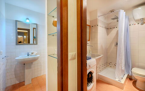 The Silent Courtyard Retreat: Spacious 2-Bedroom S: Piso, Suelo, Arreglo De Tubería, Baño, Diseño De Interiores, Madera, Lavabo Del Baño, Techo, Lavabo, Habitación