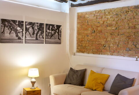 The Silent Courtyard Retreat: Spacious 2-Bedroom S: Pared, Diseño De Interiores, Mueble, Piso, Habitación, Casa, Suelo, Sala, Encendiendo, Sofá