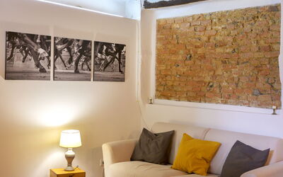 The Silent Courtyard Retreat: Spacious 2-Bedroom S: Pared, Diseño De Interiores, Mueble, Piso, Habitación, Casa, Suelo, Sala, Encendiendo, Sofá