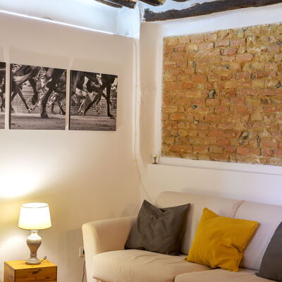 The Silent Courtyard Retreat: Spacious 2-Bedroom S: Pared, Diseño De Interiores, Mueble, Piso, Habitación, Casa, Suelo, Sala, Encendiendo, Sofá