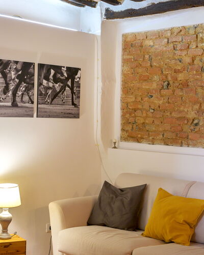 The Silent Courtyard Retreat: Spacious 2-Bedroom S: Pared, Diseño De Interiores, Mueble, Piso, Habitación, Casa, Suelo, Sala, Encendiendo, Sofá