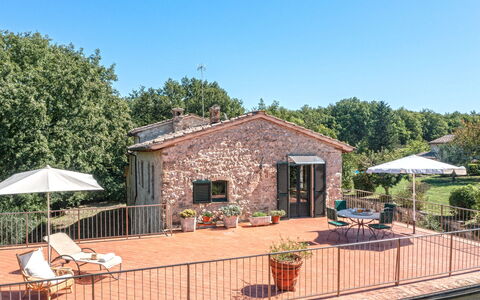 Casale del Timignano, Private Villa with Huge Gard: Cabaña, Ladrillo, Inmuebles, Yarda, Casa De Campo, Maceta, Villa, Planta De Casa, Balcón, Patio Interior