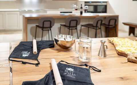 Villa Cortona: Eco-Sustainable Luxury Estate with: Mueble, Manchas De Madera, Madera Dura, Electrodoméstico, Cocinando, Utensilios Para Servir, Suelos De Madera, Comida, Mostrador