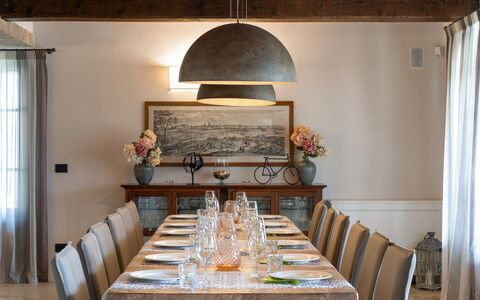 Villa Cortona: Eco-Sustainable Luxury Estate with: Mueble, Diseño De Interiores, Mesa, Madera, Cocina Y Comedor Mesa, Comedor, Lámpara, Techo, Silla, Piso