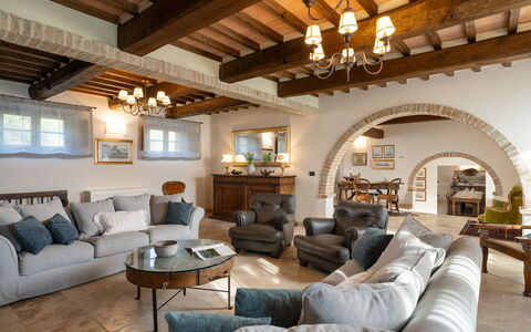 Villa Cortona: Eco-Sustainable Luxury Estate with: Mueble, Diseño De Interiores, Sofá, Pared, Piso, Madera, Techo, Mesa, Habitación, Sala