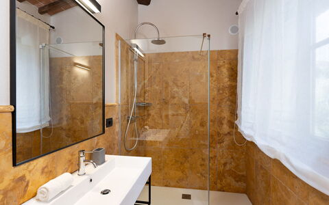 Villa Cortona: Eco-Sustainable Luxury Estate with: Piso, Diseño De Interiores, Suelo, Arreglo De Tubería, Baño, Madera, Encendiendo, Lavabo, Plomería, Habitación