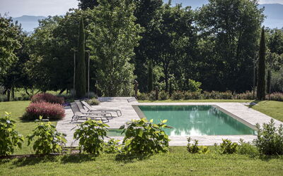 Villa Cortona: Eco-Sustainable Luxury Estate with: Arbusto, Jardín, Piscina, Paisajismo, Patio Interior, Sombra, Césped, Losa, Yarda, Mueble Para Exteriores