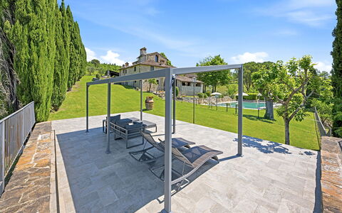 La Dimora del Chianti Dimora: Stunning Tuscan Ston: Material Compuesto, Mueble, Sombra, Mueble Para Exteriores, Jardín, Estructura Al Aire Libre, Hormigón, Paisajismo, Losa, Pérgola