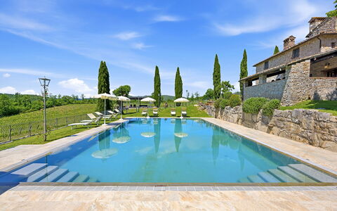 La Dimora del Chianti Dimora: Stunning Tuscan Ston: Azul, Piscina, Inmuebles, Villa, Eco Hotel, Paisajismo, Recurso, Mansión, Casa De Campo