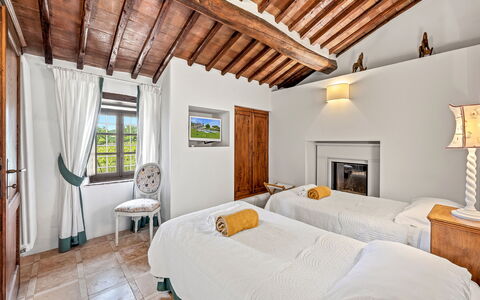 La Dimora del Chianti Dimora: Stunning Tuscan Ston: Casa, Mueble, Casa, Cama, Habitación, Departamento, Recurso, Villa, Hotel, Inmuebles