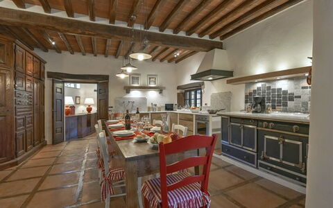 La Dimora del Chianti Dimora: Stunning Tuscan Vill: Mueble, Cocina, Diseño De Interiores, Piso, Mostrador, Gabinetes, Madera, Aparato De Cocina, Techo, Suelo