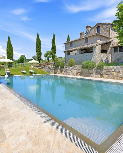 Villa del Chianti: Vineyards & View: Azul, Piscina, Inmuebles, Recurso, Mueble Para Exteriores, Thermae, Villa, Eco Hotel, Fuente De Agua, Hacienda