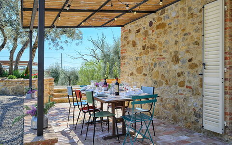 Marielena Authentic Chianti Retreat: Panoramic Vie: Mueble, Mesa, Mueble Para Exteriores, Cocina Y Comedor Mesa, Silla, Mesa Al Aire Libre, Patio, Sombra, Comedor, Restaurante