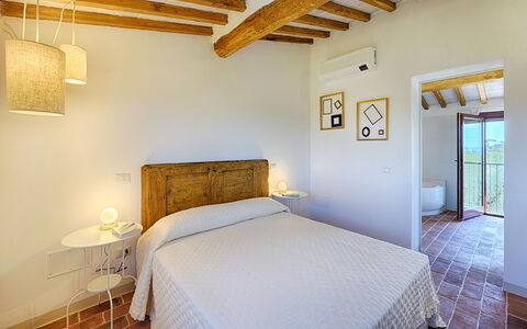 Marielena Authentic Chianti Retreat: Panoramic Vie: Pared, Diseño De Interiores, Habitación, Piso, Casa, Suelo, Cama, Techo, Mueble, Habitación