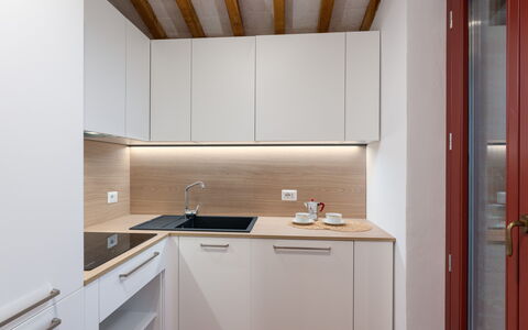 Marielena Authentic Chianti Retreat: Panoramic Vie: Pared, Cocina, Madera, Diseño De Interiores, Mostrador, Piso, Aparato De Cocina, Gabinetes, Suelo, Electrodoméstico