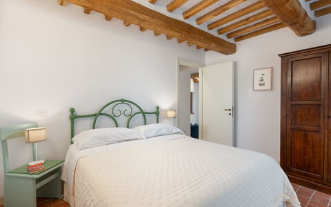 Marielena Authentic Chianti Retreat: Panoramic Vie: Pared, Habitación, Mueble, Cama, Diseño De Interiores, Techo, Suelo, Piso, Lecho, Sábana