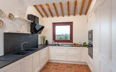 Marielena Authentic Chianti Retreat: Panoramic Vie: Cocina, Mostrador, Diseño De Interiores, Piso, Aparato De Cocina, Gabinetes, Madera, Mueble, Suelo, Casa