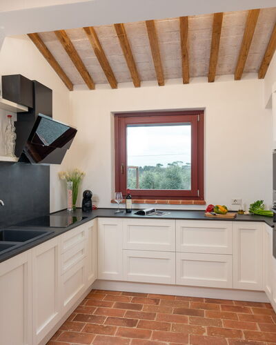Marielena Authentic Chianti Retreat: Panoramic Vie: Cocina, Mostrador, Diseño De Interiores, Piso, Aparato De Cocina, Gabinetes, Madera, Mueble, Suelo, Casa