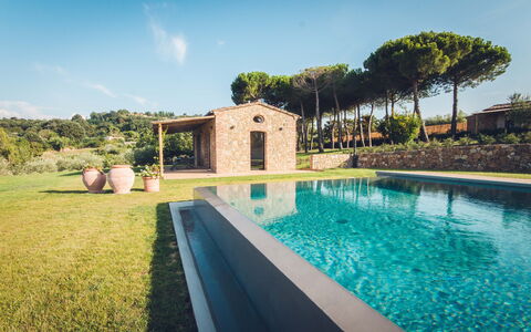 Villa Petrosa: Your Private Escape Overlooking the: Piscina, Jardín, Inmuebles, Paisajismo, Recurso, Patio Interior, Fuente De Agua, Casa De Campo, Villa, Patio