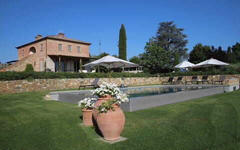 Villa Petrosa: Your Private Escape Overlooking the: Inmuebles, Piscina, Jardín, Paisajismo, Villa, Hacienda, Yarda, Mueble Para Exteriores, Patio, Mansión