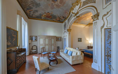 Elegant Suite: Florence Apartment with View on Med: Mueble, Diseño De Interiores, Piso, Suelo, Techo, Encendiendo, Habitación, Sala, Silla, Marco