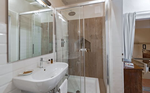 Elegant Suite: Florence Apartment with View on Med: Baño, Arreglo De Tubería, Diseño De Interiores, Piso, Suelo, Lavabo, Plomería, Habitación, Techo, Grifo