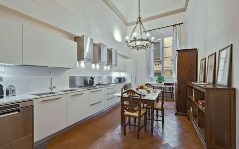 Elegant Suite: Florence Apartment with View on Med: Cocina, Piso, Diseño De Interiores, Madera, Mueble, Mostrador, Techo, Aparato De Cocina, Suelo, Gabinetes