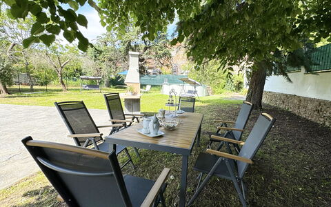 Il Volo Del Nibbio: Mueble, Silla, Mueble Para Exteriores, Mesa, Mesa Al Aire Libre, Cocina Y Comedor Mesa, Sombra, Restaurante, Jardín, Patio