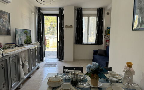 Il Volo Del Nibbio: Mueble, Piso, Diseño De Interiores, Suelo, Habitación, Encendiendo, Mesa, Silla, Departamento, Sala