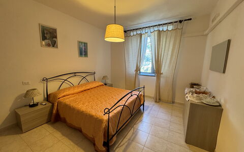 Il Volo Del Nibbio: Cama, Habitación, Mueble, Lecho, Sábana, Diseño De Interiores, Suelo, Piso, Madera, Linos