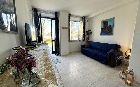 Il Volo Del Nibbio: Diseño De Interiores, Suelo, Piso, Mueble, Departamento, Habitación, Sala, Sofá, Cortina