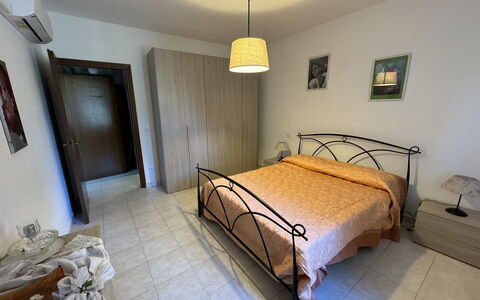 Il Volo Del Nibbio: Cama, Mueble, Habitación, Diseño De Interiores, Lecho, Sábana, Suelo, Piso, Madera, Habitación