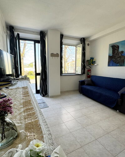 Il Volo Del Nibbio: Diseño De Interiores, Suelo, Piso, Mueble, Departamento, Habitación, Sala, Sofá, Cortina