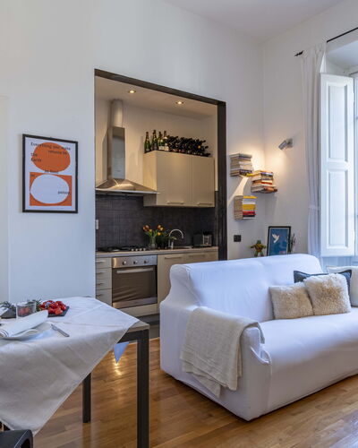 Green Suite Florence: Mueble, Diseño De Interiores, Piso, Habitación, Mesa, Sofá, Suelo, Techo, Sala, Silla